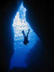 Hole 3 descent- Saipan Grotto  by Martin Dalsaso 